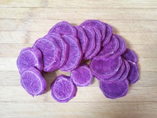 紫薯玫瑰花馒头,紫薯去皮切成片。