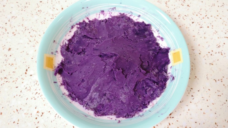 紫薯玫瑰花馒头,蒸好的紫薯用勺子压成紫薯泥。
