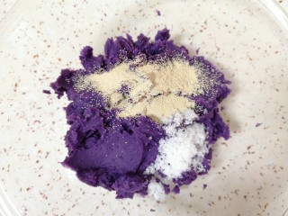 紫薯玫瑰花馒头,过筛后的紫薯泥里面加入糖和发酵粉搅拌均匀。
