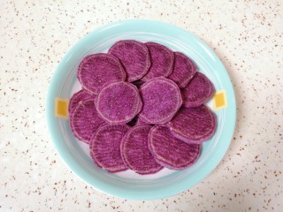 紫薯玫瑰花馒头,放入盘子隔水蒸熟。
