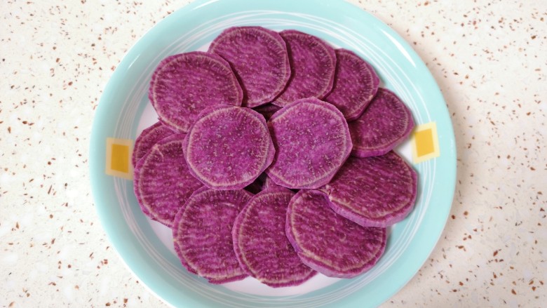 紫薯玫瑰花馒头,放入盘子隔水蒸熟。