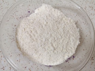 紫薯玫瑰花馒头,加入中筋面粉。