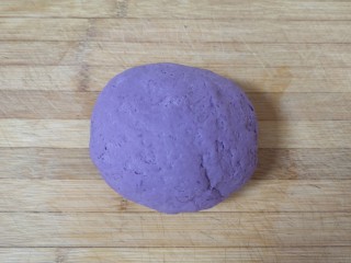 紫薯玫瑰花馒头,揉成面团，盖上保鲜膜发酵至两倍大。