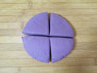 紫薯玫瑰花馒头,发酵好的面团揉光排气，分成四份。