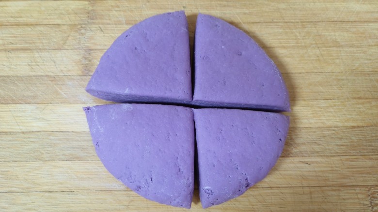 紫薯玫瑰花馒头,发酵好的面团揉光排气，分成四份。