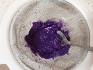 紫薯玫瑰花馒头,加入温水调成糊状，过一下筛（过筛这一步要有耐心，过一下筛做出来的馒头更细腻，不介意也可以不过筛）。