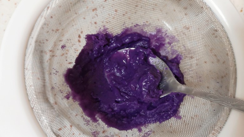 紫薯玫瑰花馒头,加入温水调成糊状，过一下筛（过筛这一步要有耐心，过一下筛做出来的馒头更细腻，不介意也可以不过筛）。