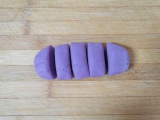紫薯玫瑰花馒头,取一份面团搓成长条，分成5个小剂子。