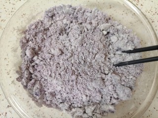 紫薯玫瑰花馒头,用筷子搅拌成颗粒状。