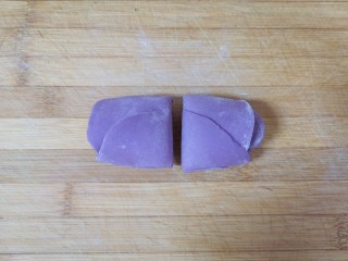 紫薯玫瑰花馒头,卷起来，沿着筷子的压痕切开。