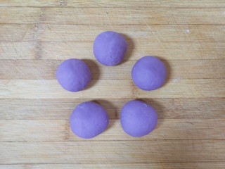 紫薯玫瑰花馒头,将小剂子揉光滚圆。