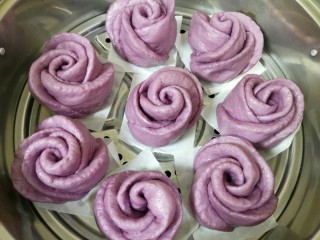 紫薯玫瑰花馒头,紫薯玫瑰花馒头出锅了。