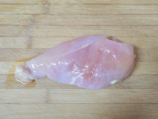 孜然鸡胸肉,鸡胸肉洗干净去掉筋膜。
