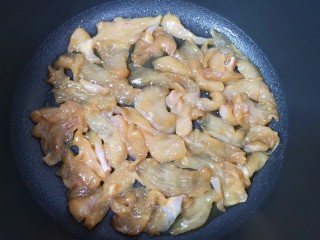 孜然鸡胸肉,不粘锅底部刷上一层食用油，码入腌好的鸡胸肉。