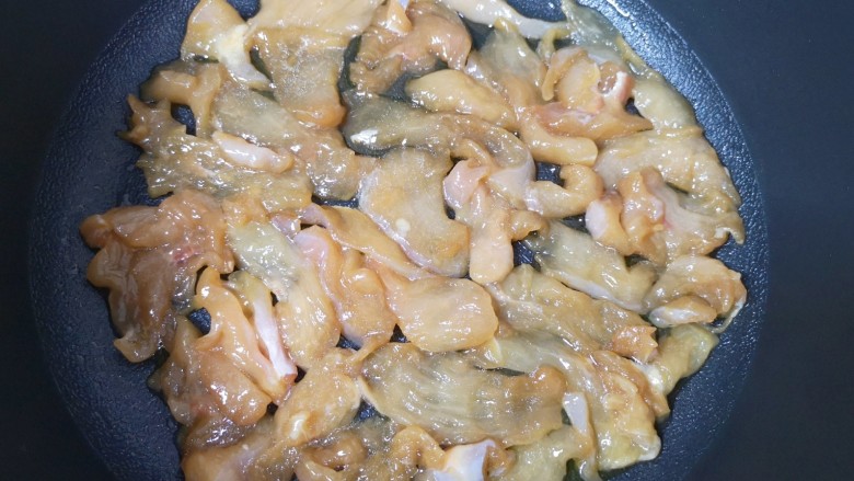 孜然鸡胸肉,不粘锅底部刷上一层食用油，码入腌好的鸡胸肉。