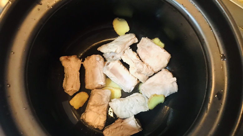 虫草花排骨汤,捞出的排骨沥干水份放凉后放入汤锅中。