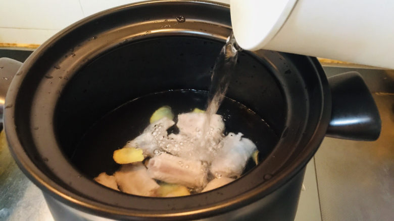 虫草花排骨汤,一次性加入足够多的清水。