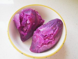 紫薯玫瑰花馒头,蒸好的紫薯剥去外皮