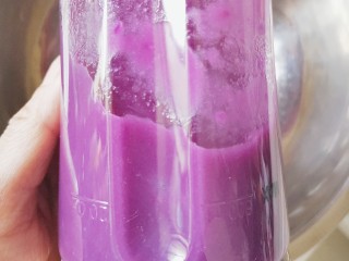 紫薯玫瑰花馒头,紫薯用榨汁机加适量温水打成紫薯泥