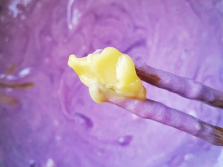紫薯玫瑰花馒头,将紫薯泥搅拌均匀，加少许猪油