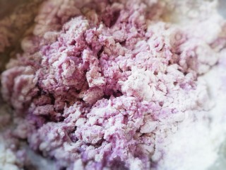 紫薯玫瑰花馒头,将紫薯泥和面粉搅拌成絮状