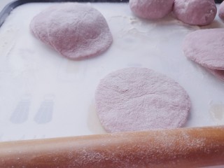 紫薯玫瑰花馒头,用擀面杖擀成饺子皮大小的面皮