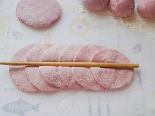 紫薯玫瑰花馒头,用筷子在面皮中间压一下