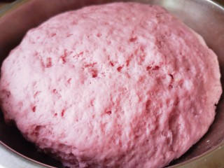 紫薯玫瑰花馒头,和成光滑的面团，盖上盖子发酵一小时左右