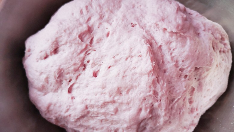 紫薯玫瑰花馒头,发酵好的面团有均匀的气泡后，将面团揉搓排气，二次醒发十分钟