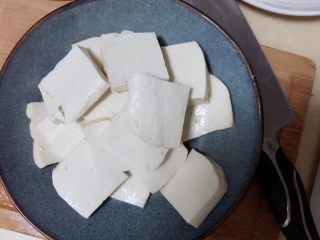 香菇肉末豆腐,豆腐切片