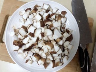 香菇肉末豆腐,香菇洗净切丁