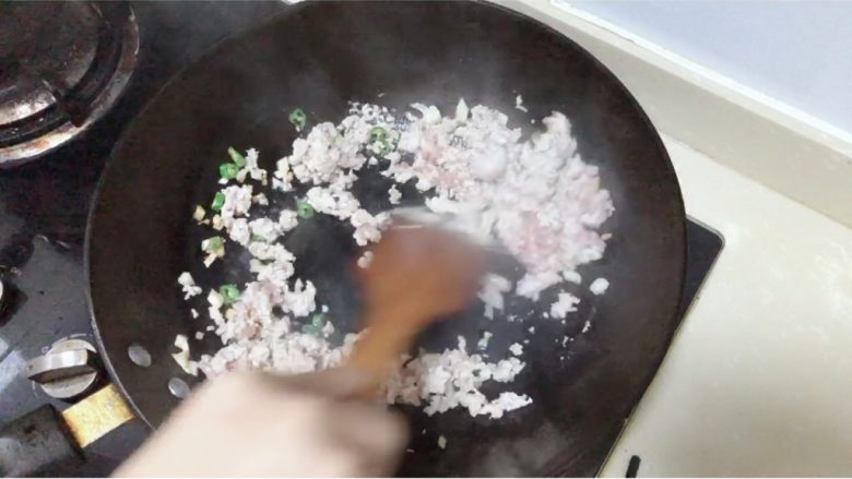 香菇肉末豆腐,炒制变色