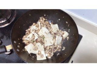 香菇肉末豆腐,豆腐熟即可出锅啦