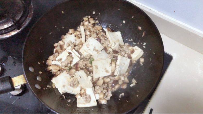 香菇肉末豆腐,豆腐熟即可出锅啦