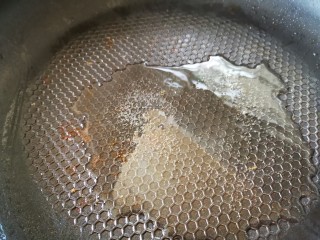醋溜豆芽,起锅烧热加适量食用油