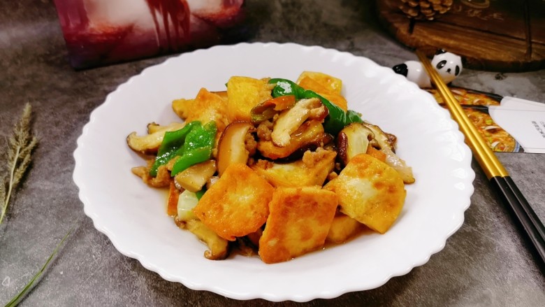 香菇肉末豆腐,出锅装盘，一盘特别有食欲的香菇肉末炒豆腐完成。