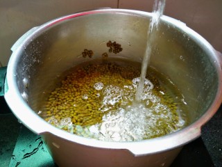 绿豆芋圆粥,加入适量的清水