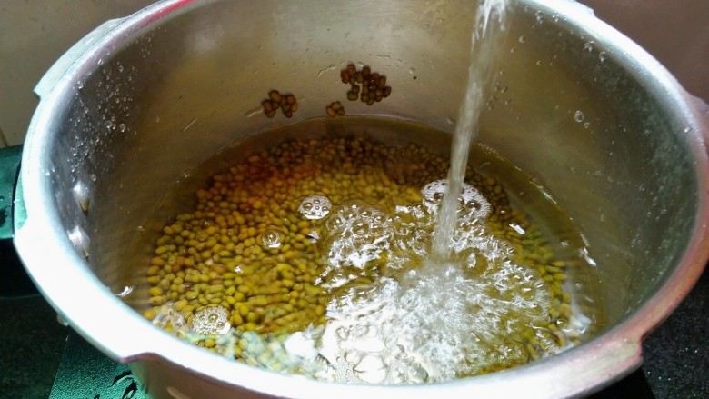 绿豆芋圆粥,加入适量的清水