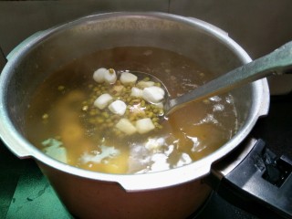 绿豆芋圆粥,用勺子搅散，防止粘锅