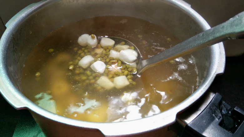 绿豆芋圆粥,用勺子搅散，防止粘锅