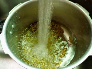 绿豆芋圆粥,绿豆反复搓洗干净