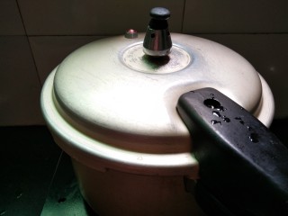 绿豆芋圆粥,盖上压力锅盖