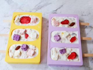酸奶水果燕麦冰棍,表面再撒上酸奶块