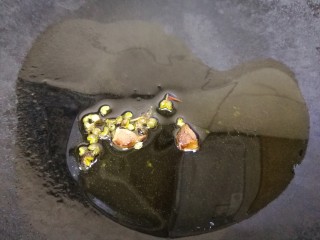 黄瓜拌猪耳朵,热锅放入两汤匙油，放入麻椒粒和八角瓣。