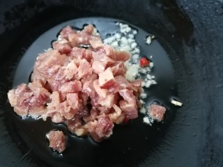 香菇牛肉酱,将牛肉放入锅内翻炒