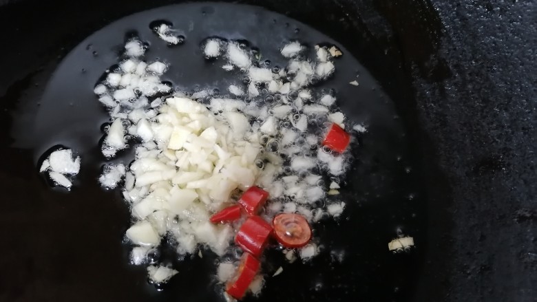 香菇牛肉酱,锅内放油烧热放入蒜末和辣椒煸炒香