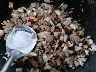 香菇牛肉酱,加入一勺盐调味