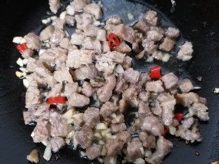 香菇牛肉酱,翻炒至牛肉变色