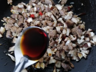 香菇牛肉酱,加入一勺生抽提鲜
