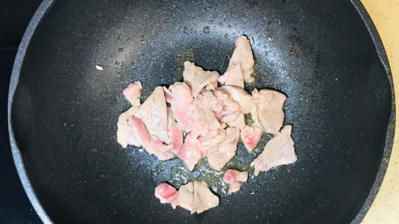香菇炒肉片,煸炒至猪肉变色